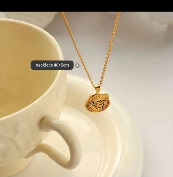 Gold_Alloy_Pendant_Necklace_For_Women