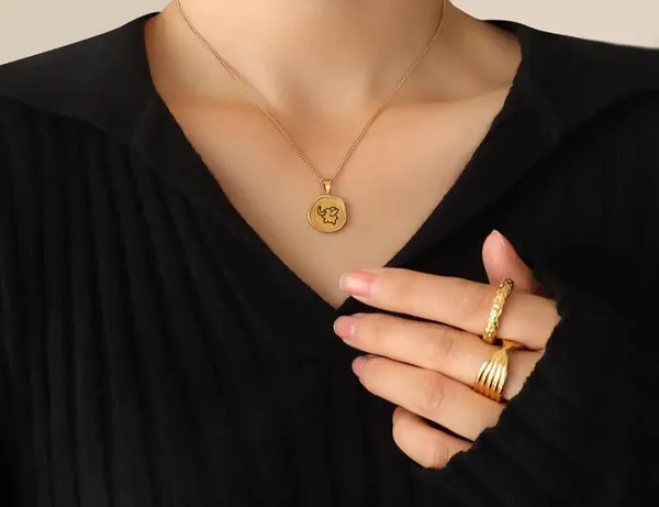 Gold_Alloy_Pendant_Necklace_For_Women