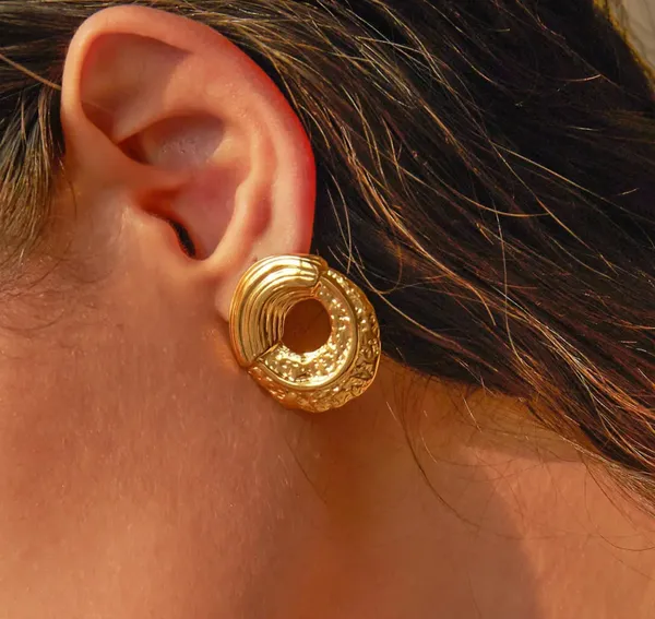 Elegant_Gold_Tone_Textured_Open_Circle_Stud_Earrings_For_Women_Ribbed_Geometric_Statement_Jewellery_For_Party_Wedding_Festive_And_Everyday_Wear