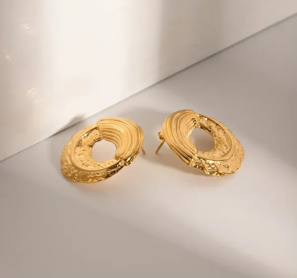 Elegant_Gold_Tone_Textured_Open_Circle_Stud_Earrings_For_Women_Ribbed_Geometric_Statement_Jewellery_For_Party_Wedding_Festive_And_Everyday_Wear