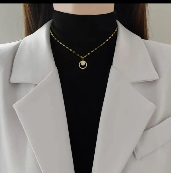 Gold_Alloy_Pendant_Necklace_For_Women