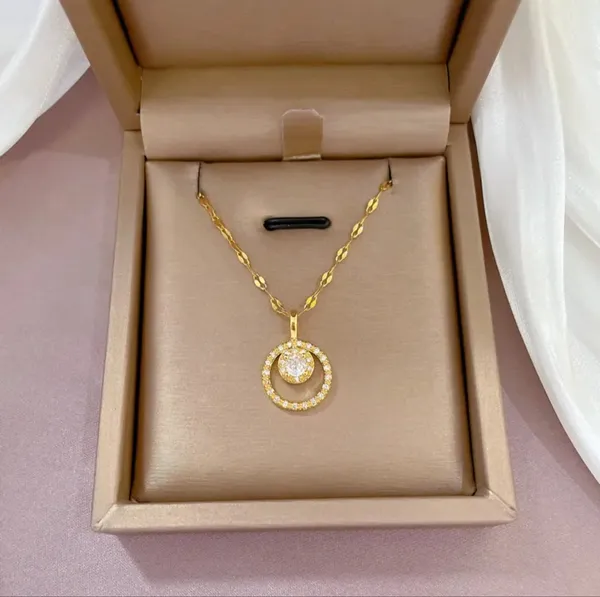 Gold_Alloy_Pendant_Necklace_For_Women