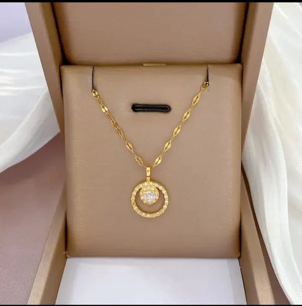 Gold_Alloy_Pendant_Necklace_For_Women