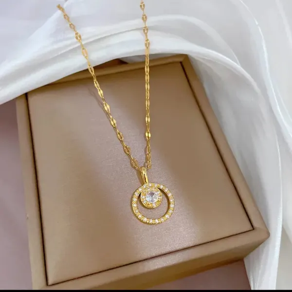 Gold_Alloy_Pendant_Necklace_For_Women