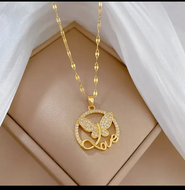 Gold_Alloy_Pendant_Necklace_For_Women