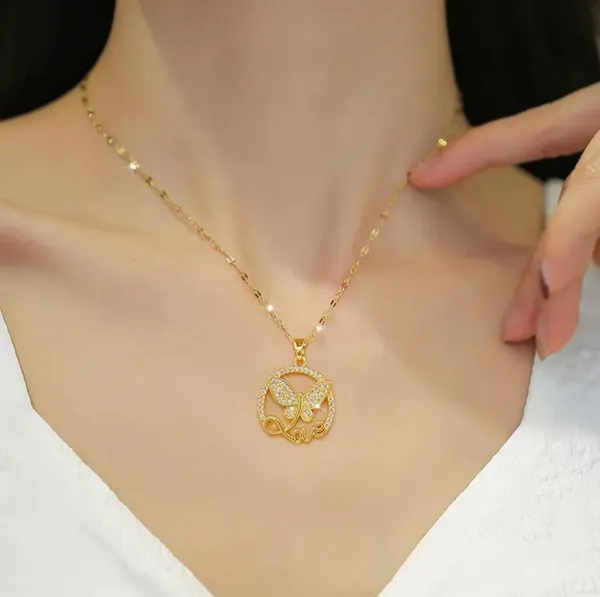 Gold_Alloy_Pendant_Necklace_For_Women