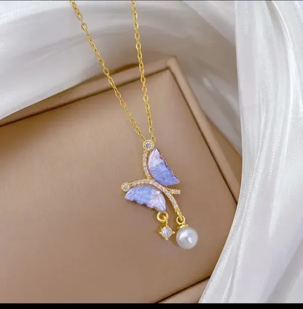 Gold_Alloy_Pendant_Necklace_For_Women