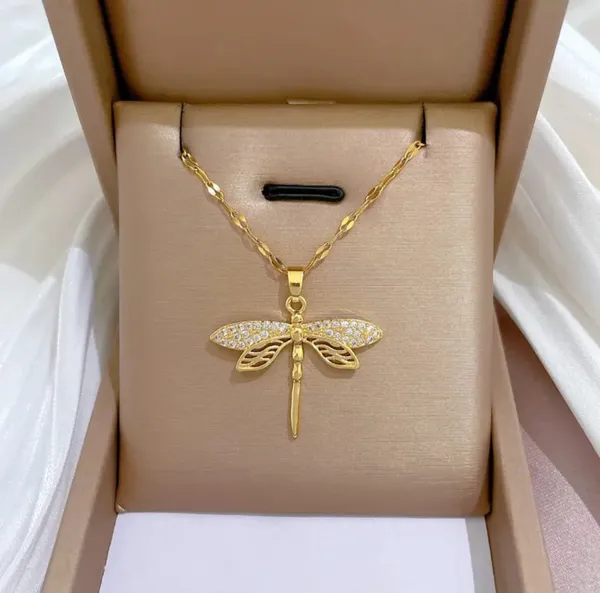 Gold_Alloy_Pendant_Necklace_For_Women