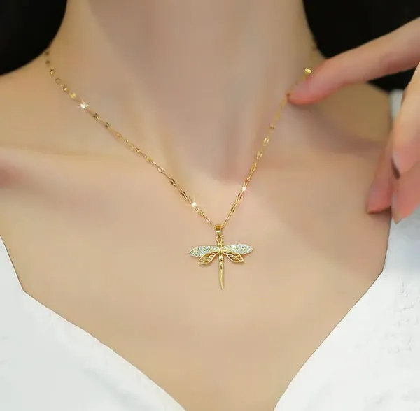 Gold_Alloy_Pendant_Necklace_For_Women