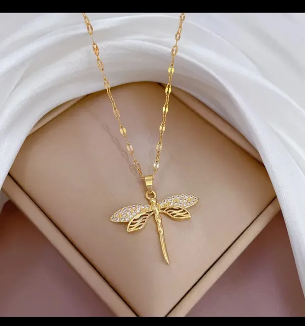 Gold_Alloy_Pendant_Necklace_For_Women