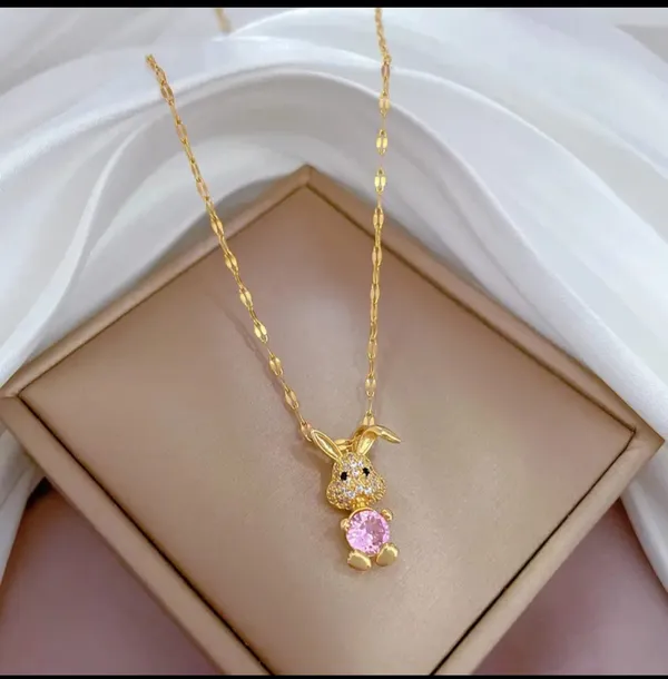 Gold_Alloy_Pendant_Necklace_For_Women