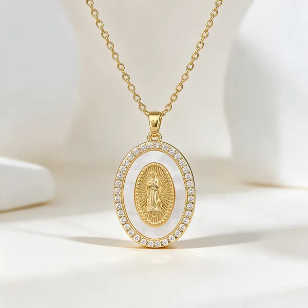 Gold_Alloy_Pendant_Necklace_For_Women