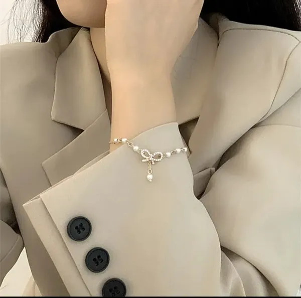 Elegant_Pearl_Bow_Charm_Bracelet