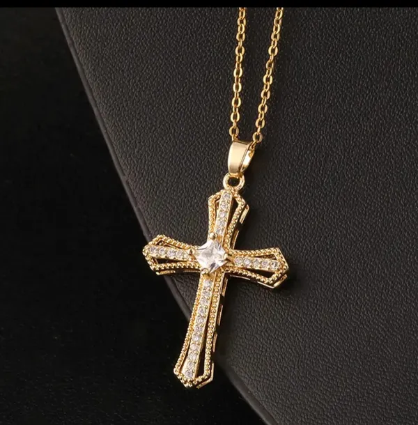 Gold_Alloy_Pendant_Necklace_For_Women