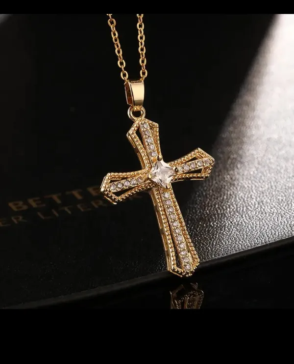 Gold_Alloy_Pendant_Necklace_For_Women