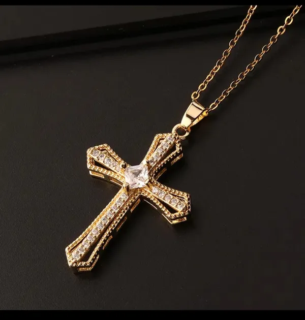 Gold_Alloy_Pendant_Necklace_For_Women