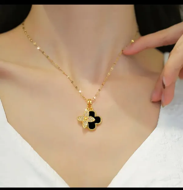 Gold_Alloy_Pendant_Necklace_For_Women
