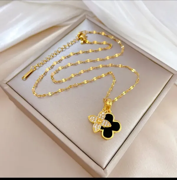 Gold_Alloy_Pendant_Necklace_For_Women
