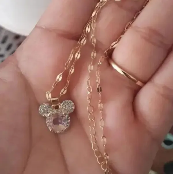 Gold_Alloy_Pendant_Necklace_For_Women