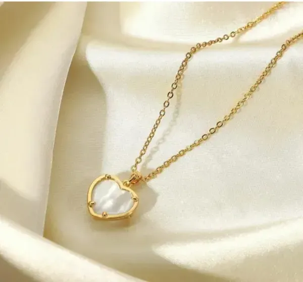 Gold_Alloy_Pendant_Necklace_For_Women
