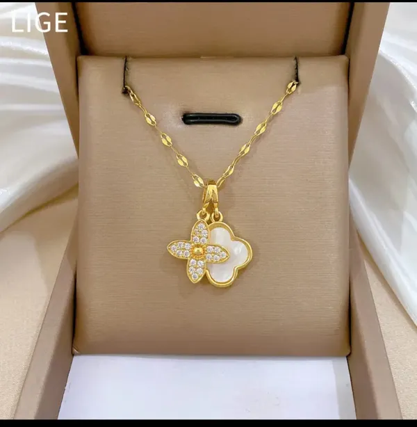 Gold_Alloy_Pendant_Necklace_For_Women