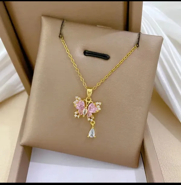 Gold_Alloy_Pendant_Necklace_For_Women