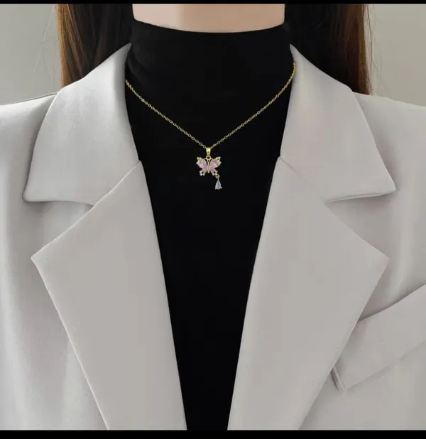 Gold_Alloy_Pendant_Necklace_For_Women