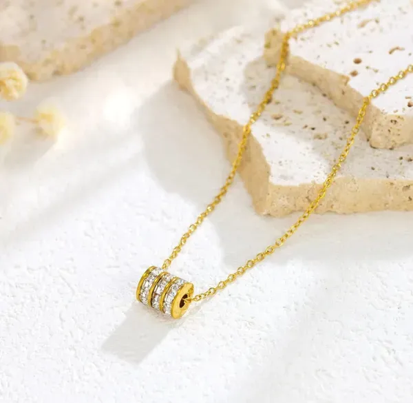 Gold_Alloy_Pendant_Necklace_For_Women