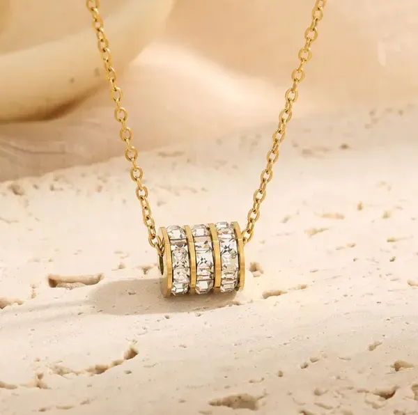 Gold_Alloy_Pendant_Necklace_For_Women