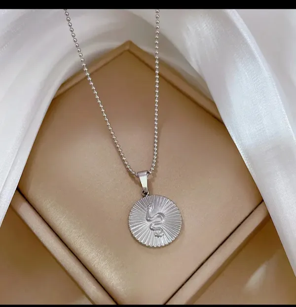 Silver_Alloy_Pendant_Necklace_For_Women