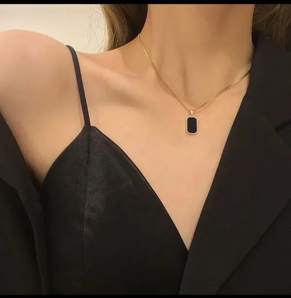 Gold_Alloy_Pendant_Necklace_For_Women