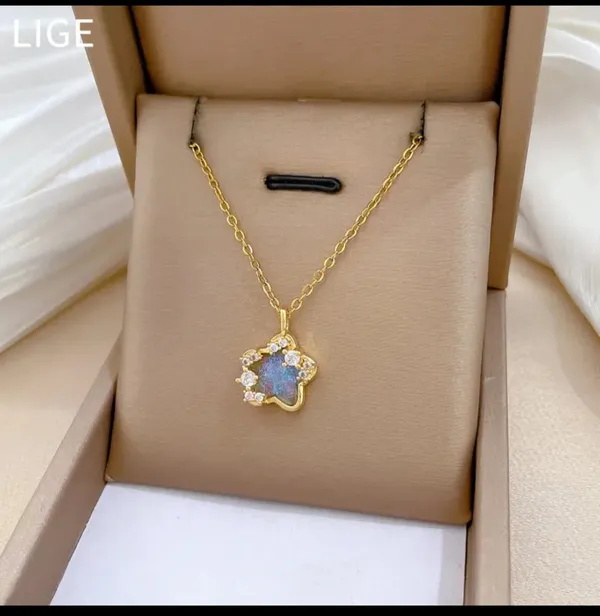 Gold_Alloy_Pendant_Necklace_For_Women