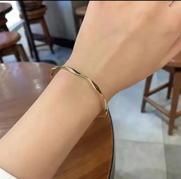 Gold_Alloy_Bracelet_For_Women