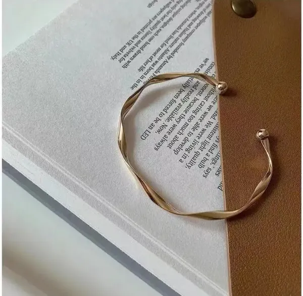 Gold_Alloy_Bracelet_For_Women