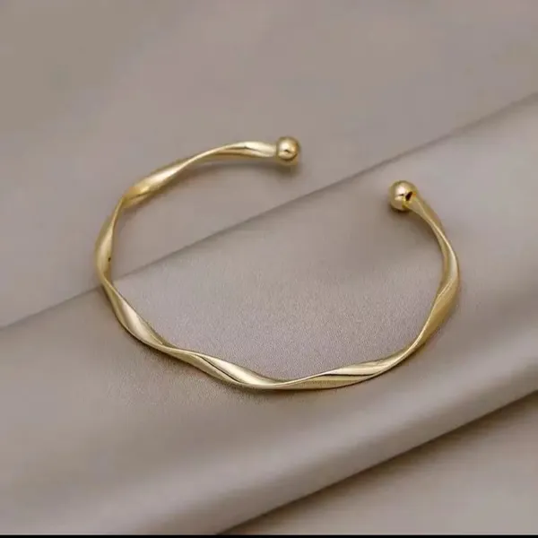 Gold_Alloy_Bracelet_For_Women