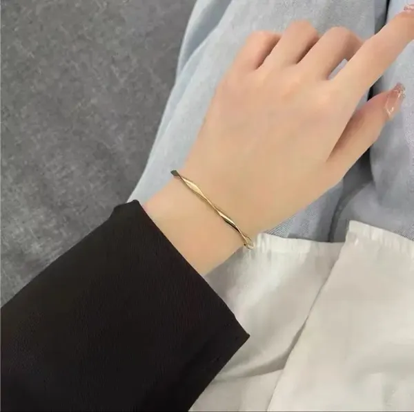 Gold_Alloy_Bracelet_For_Women