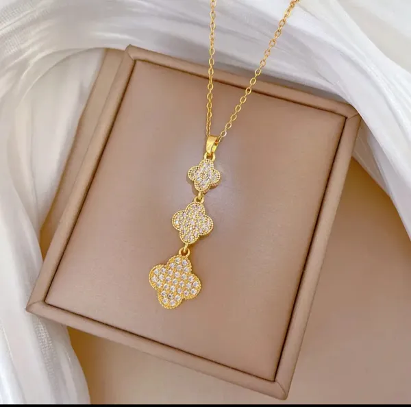 Gold_Alloy_Pendant_Necklace_For_Women