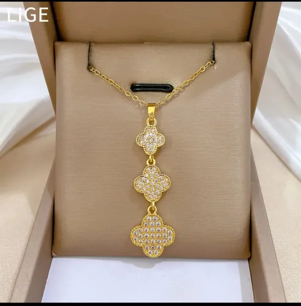 Gold_Alloy_Pendant_Necklace_For_Women