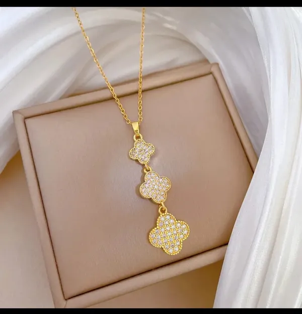 Gold_Alloy_Pendant_Necklace_For_Women