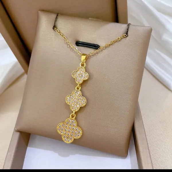 Gold_Alloy_Pendant_Necklace_For_Women