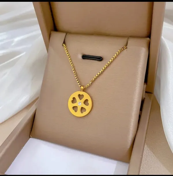 Gold_Alloy_Pendant_Necklace_For_Women