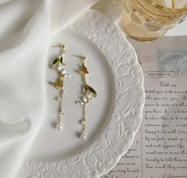 Elegant_Green_Leaf_Butterfly_Pearl_Drop_Earrings_For_Women_Gold_Tone_Floral_Nature_Inspired_Statement_Jewellery_For_Party_Wedding_And_Festive_Wear