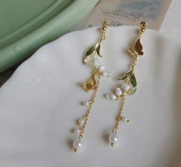 Elegant_Green_Leaf_Butterfly_Pearl_Drop_Earrings_For_Women_Gold_Tone_Floral_Nature_Inspired_Statement_Jewellery_For_Party_Wedding_And_Festive_Wear