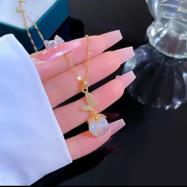 Gold_Alloy_Pendant_Necklace_For_Women