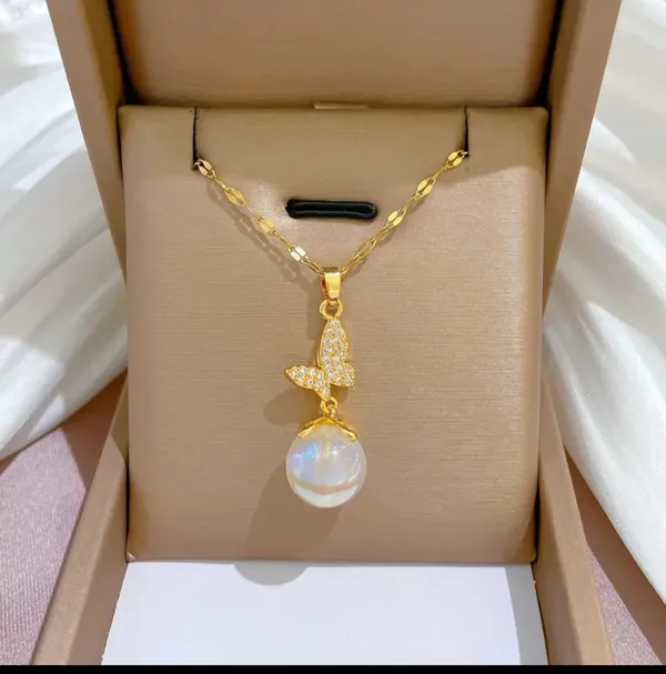Gold_Alloy_Pendant_Necklace_For_Women