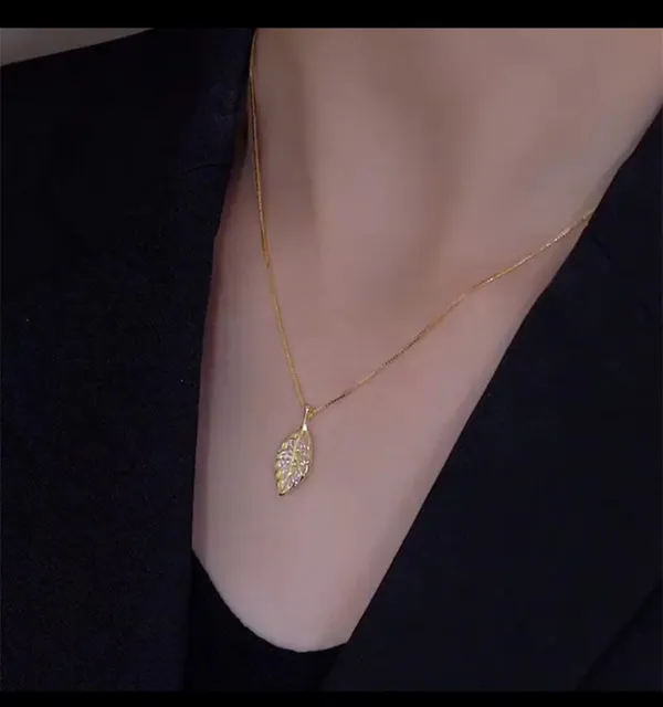 Gold_Alloy_Pendant_Necklace_For_Women