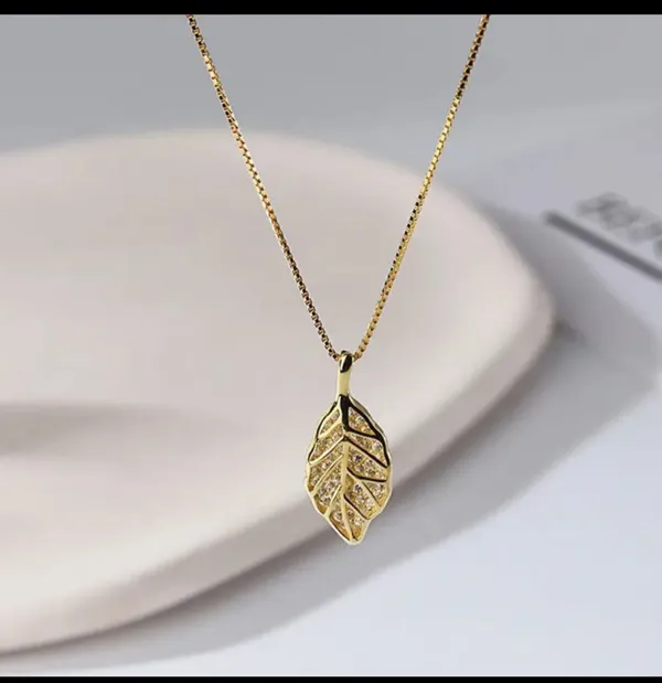 Gold_Alloy_Pendant_Necklace_For_Women
