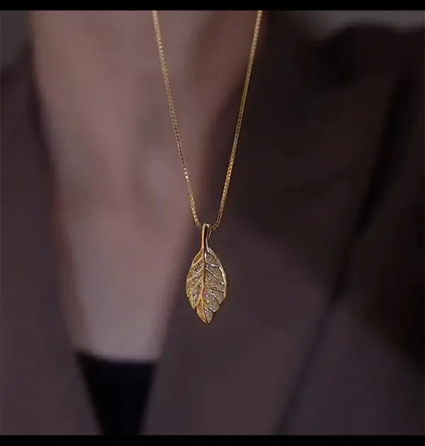 Gold_Alloy_Pendant_Necklace_For_Women