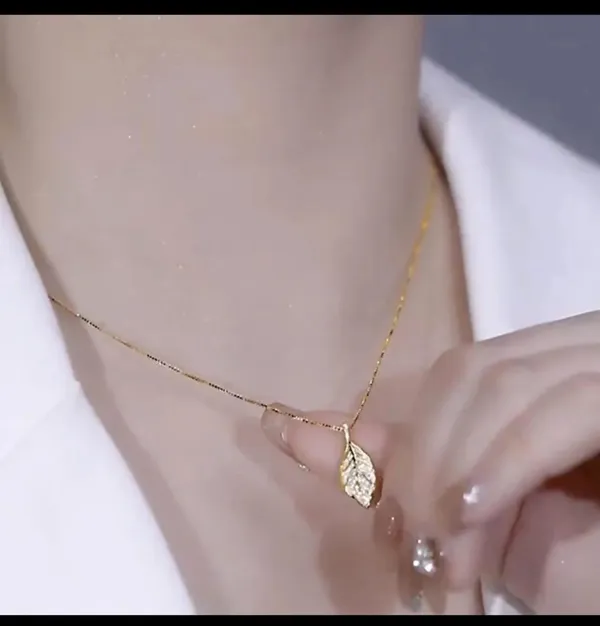 Gold_Alloy_Pendant_Necklace_For_Women