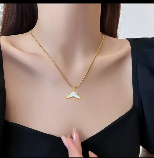 Gold_And_Silver_Alloy_Pendant_Necklace_For_Women